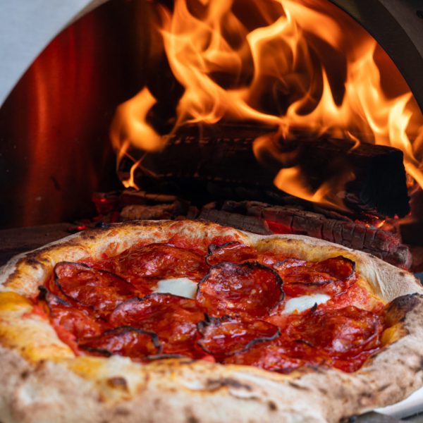 Four à Pizza Vulcanello Et Pelle Sortant Une Pizza Four à Pizza Vulcanello Et Pelle Sortant Une Pizza