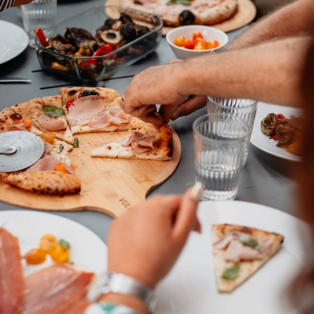 Cuisson de plats au feu de bois avec un four Vulcano